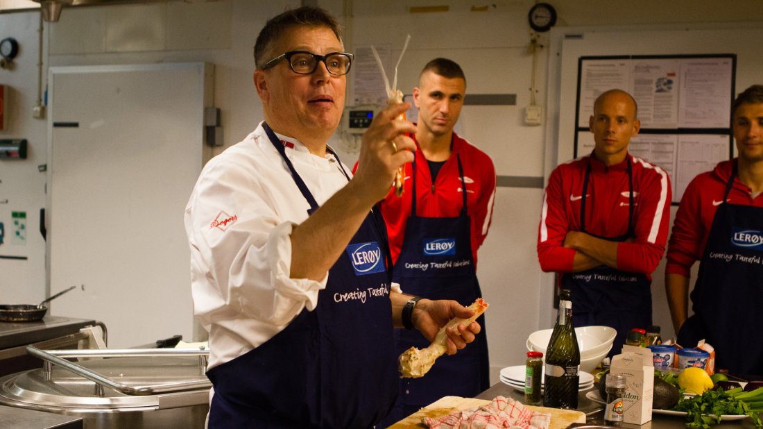 DELER KOMPETANSE: Fredrik Hald hos Lerøy Seafood kurser interesserte Brann-spillere.