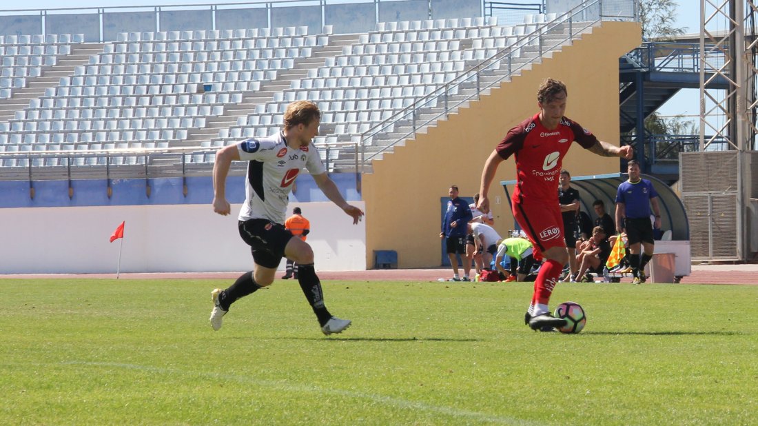 GAMLE KJENTE: Eirik Birkelund med fortid i Brann i duell med Fredrik Haugen i mandagens kamp på Gran Canaria.