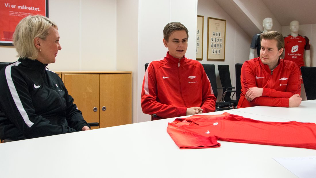 FØRSTE SPILLER: Anders Rasmussen sammen med Camilla Schutz og Åsmund Elgesem fra Brann.