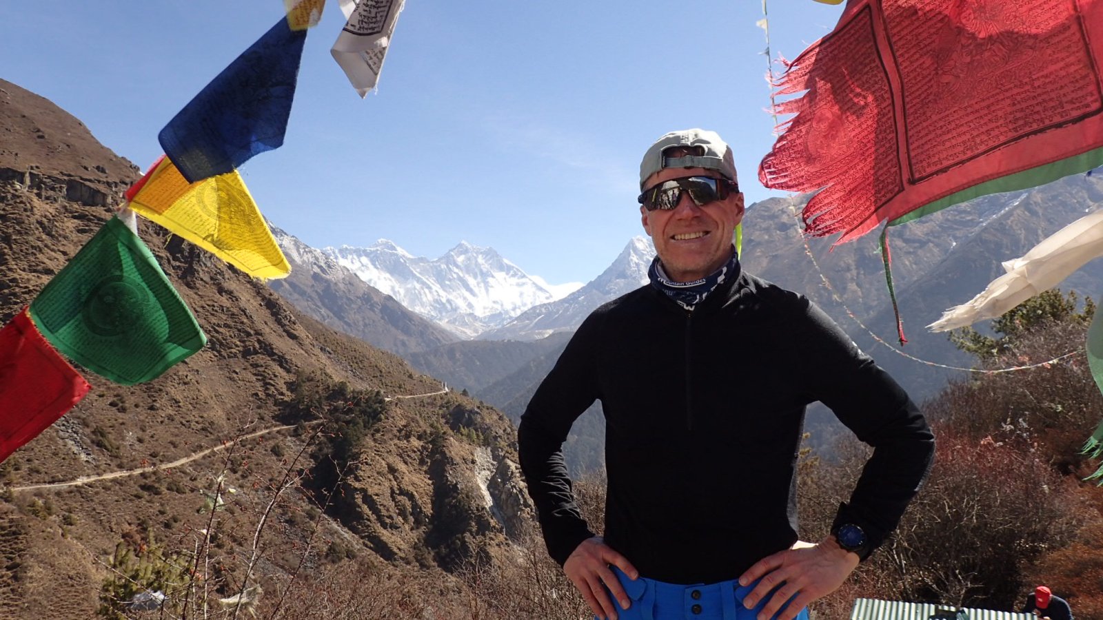 Dag 5 av turen. Ca 3.700 meter. Første gang vi ser toppen av Mount Everest (toppen til venstre på bildet). Foto: privat.