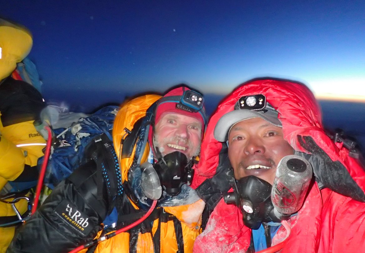 Sherpa Pasang Kami og Ole-Petter på toppen, 22. mai kl 04.10. Foto: privat.