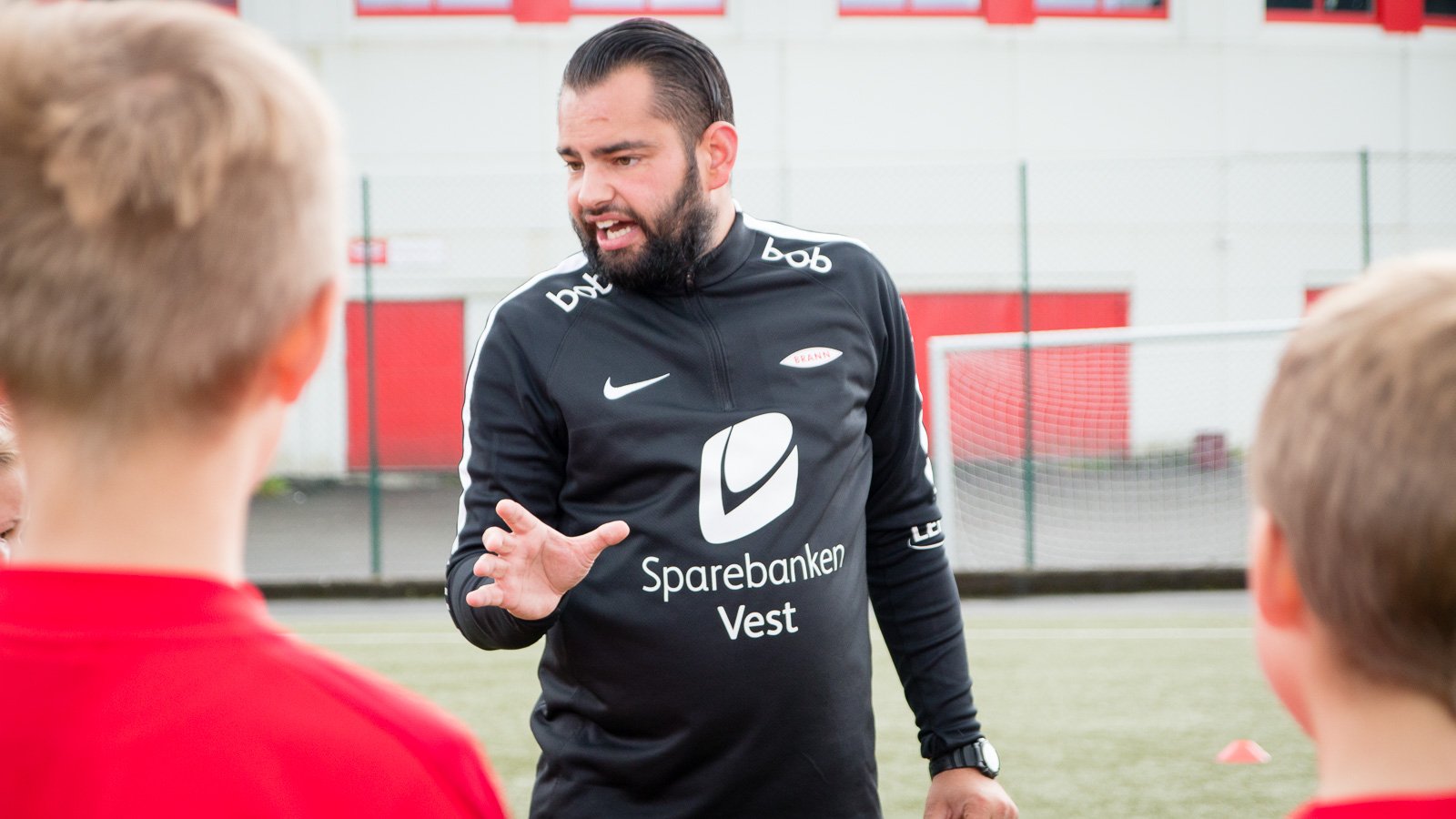 David Eklund instruerer på fotballcampen august 2017.