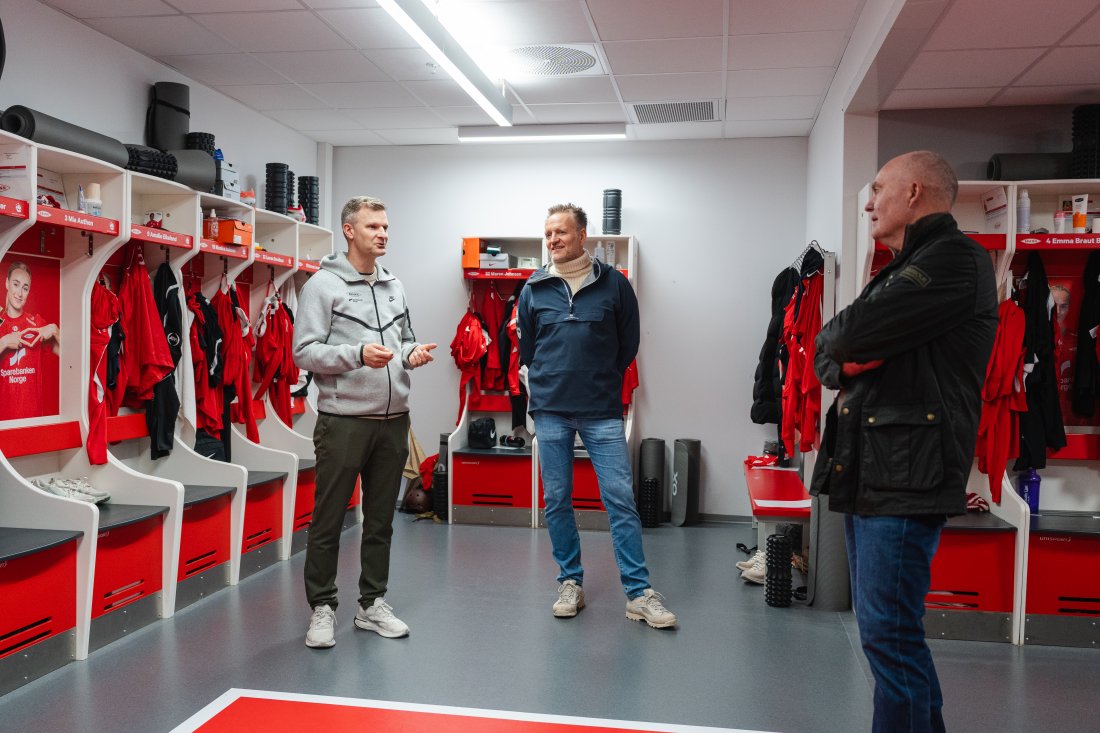 Daglig leder Christian Kalvenes i Brann (fra v.), konsernsjef Jan Erik Kjerpeseth i Sparebanken Norge og daglig leder Frank Johannesen i Sparebankstiftelsen Sparebanken Norge, Vest