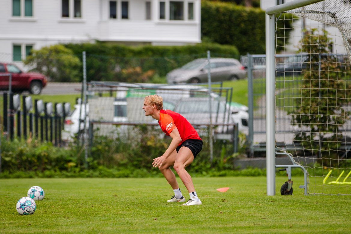 Elias Myrlid kastet hansken og tok de siste minuttene av treningen som keeper