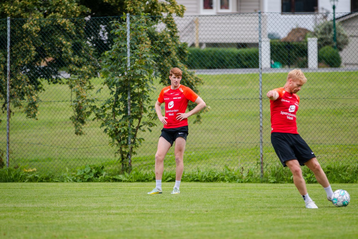 Thore Pedersen betrakter standfotarbeidet til kapteinen
