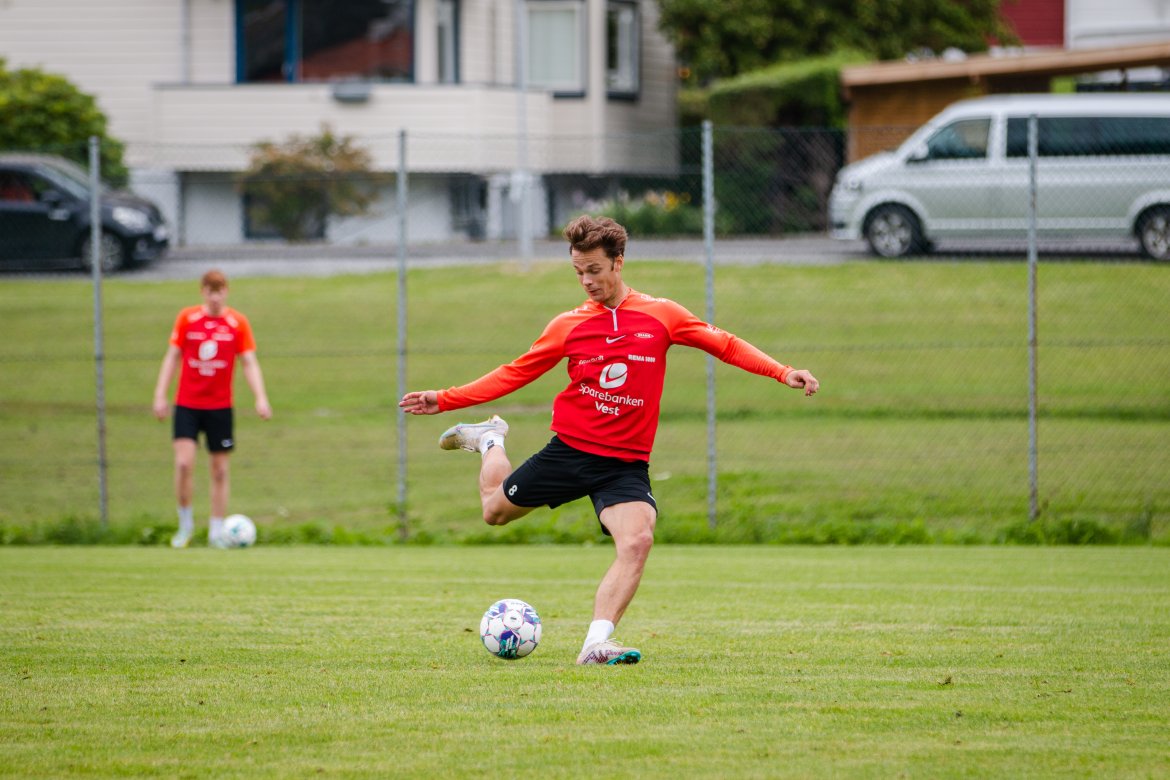 Thore Pedersen studerer nok en standfot. Denne gang fra Felix