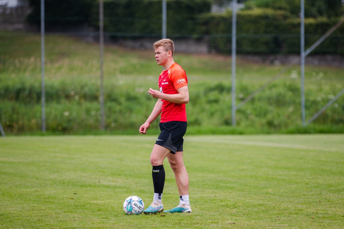 Fremdeles med strømpe på den vonde leggen, men Aune Heggebø var leken på trening og klar for kamp.