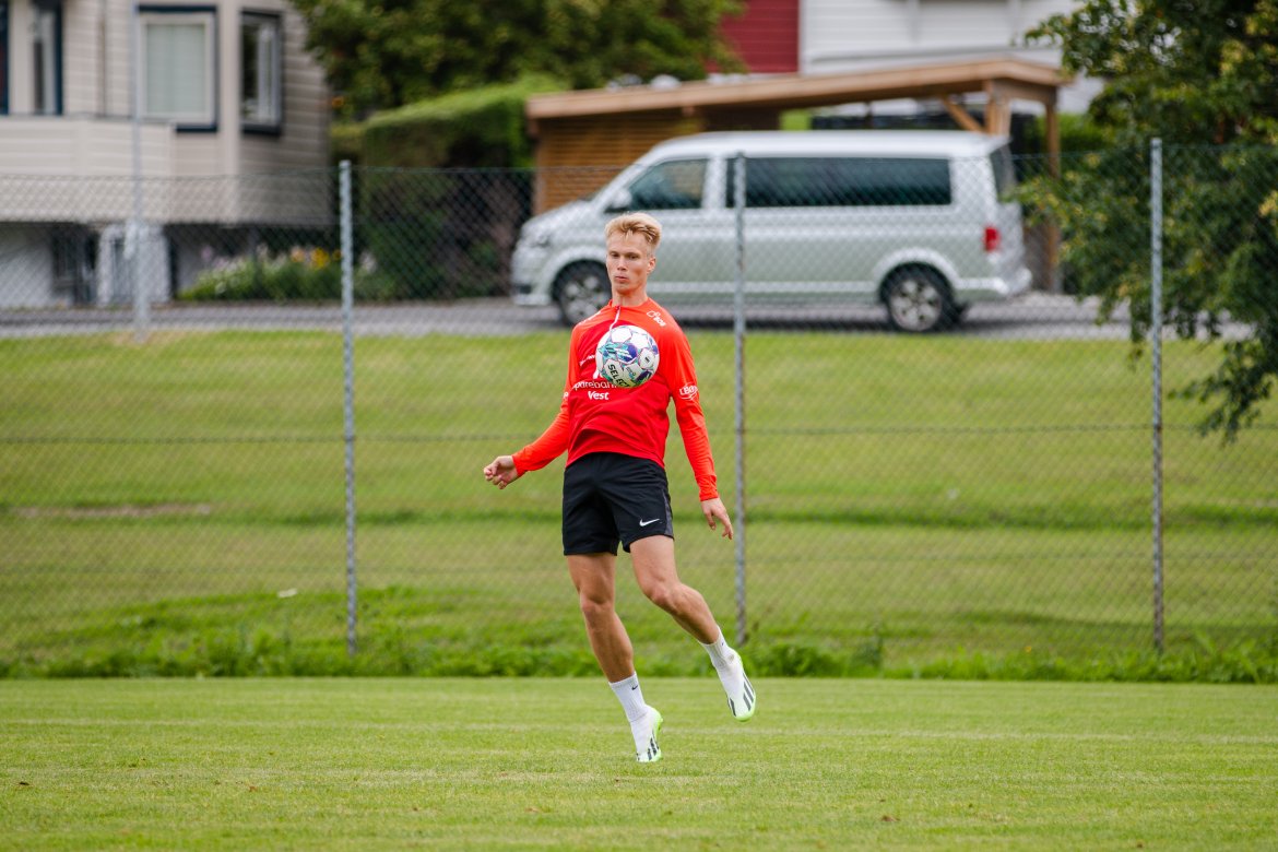 Warming viser at han kan behandle en ball