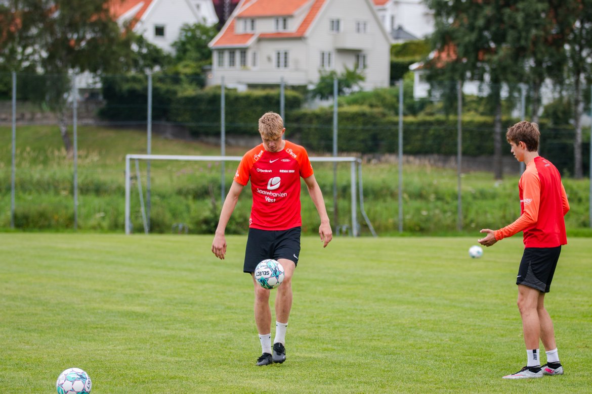 Rasmus Holten prøver å lære Niklas Jensen Wassberg alt han kan