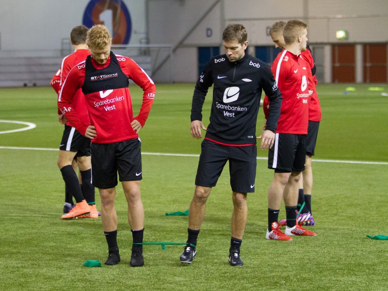 STYRKE: Sivert Heltne Nilsen (t.v.) gjør styrkeøvelser med fysisk trener Helge Haugen.