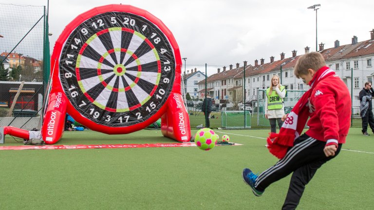 BERGEN FIBER står blant annet bak fotballdarten i fanzone.