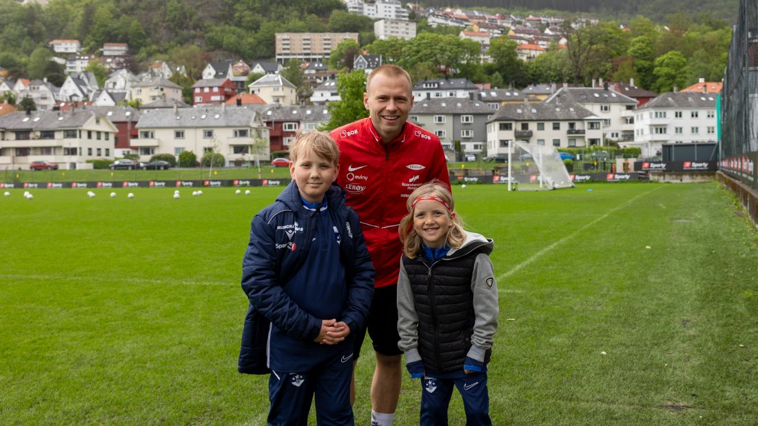 Filip August og lillebror Joahn sammen med Brann-spiller Jon Dagur Thorsteinsson. Foto: Brann.no.