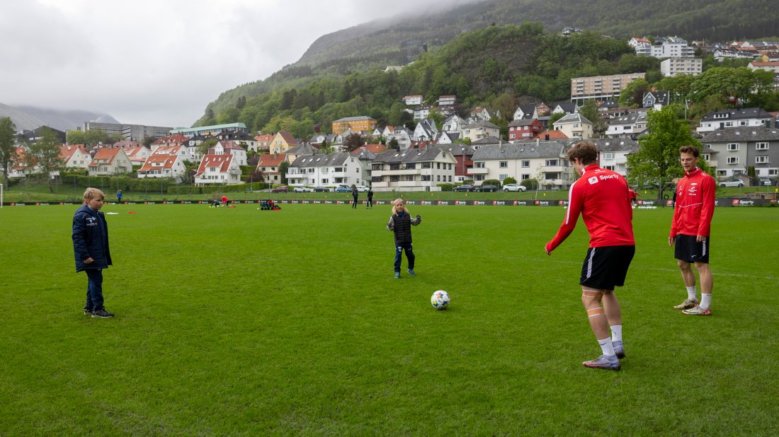 Filip August og Johan fikk spille med Niklas Jensen Wassberg og Felix Horn Myhre etter treningen. Foto: Brann.no
