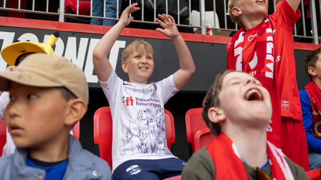 Filip August i Hjertehjørnet under 16. mai-kampen. Foto: Brann.no.
