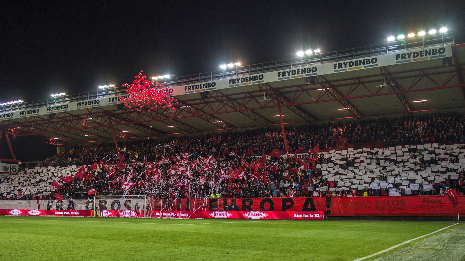 Tifo på Frydenbø-tribunen før siste seriekamp mot Sarpsborg 08 i 2016.