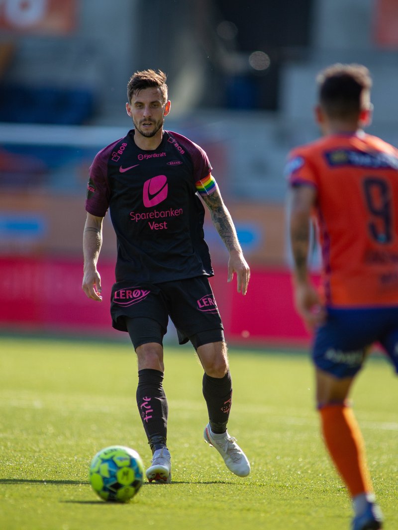Daniel Pedersen brukte kapteinsbind i Pride-farger under kampen mot Aalesund. Foto: Srdan Mudrinic, Digitalsport.