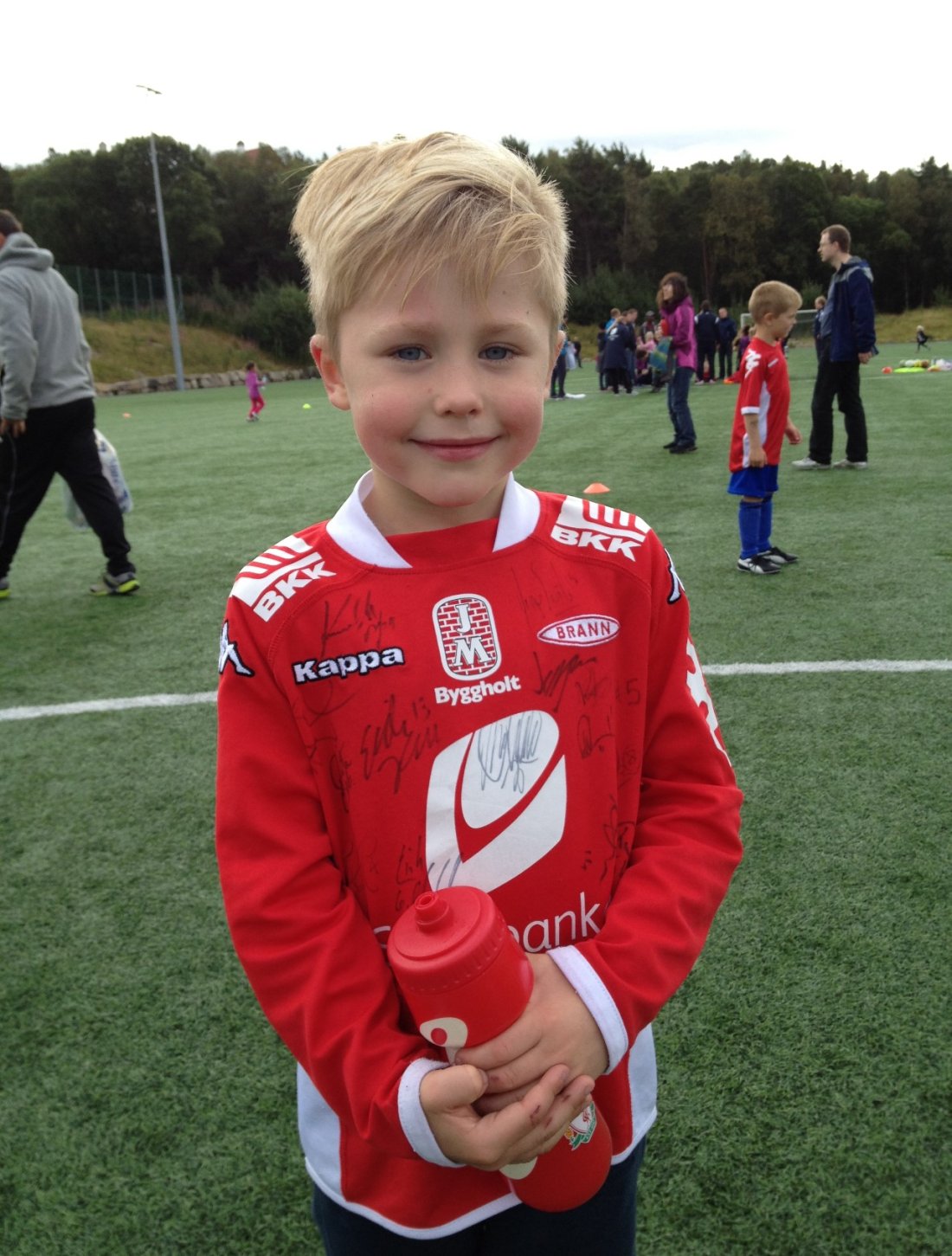 Jesper Eikrem på sin første fotballskole, i en signert Brann-drakt.