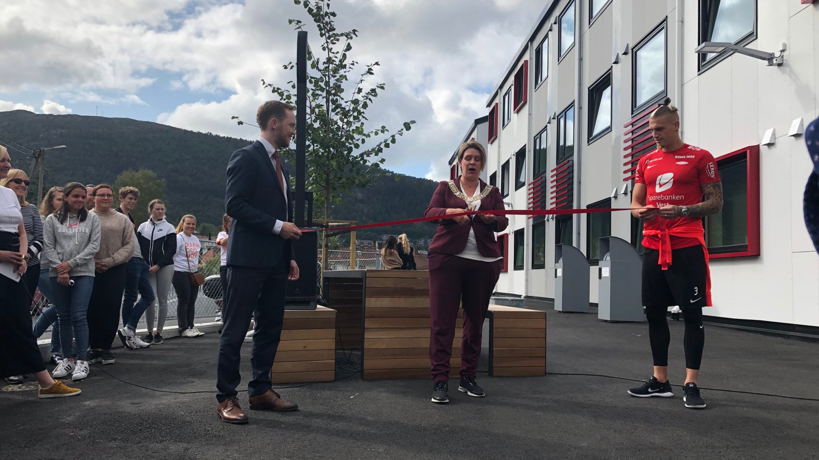 Ordfører Marte Mjøs Persen klippet snoren som under den offisielle åpningen av studenthyblene på Brann stadion. 