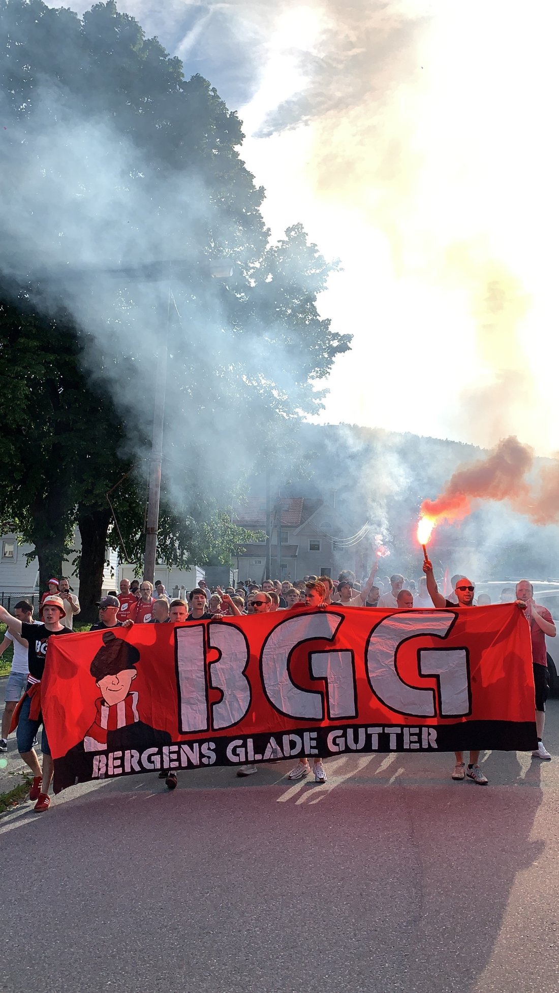 Brann - LSK 2021 publikum BGG går mot Stadion.jpg