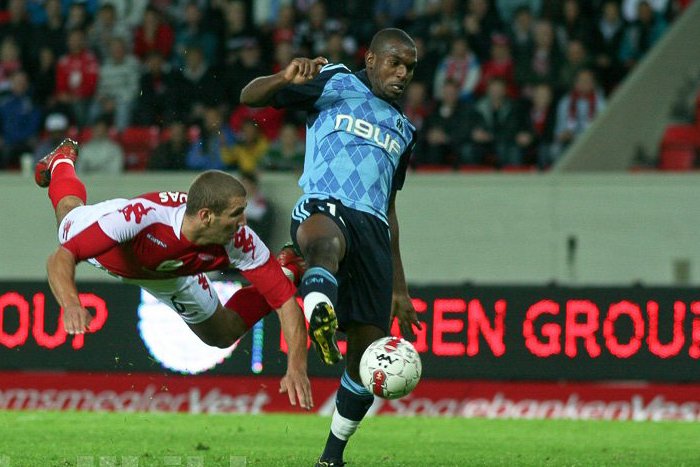 Azar Karadas med en stupheading mot Ronald Zubar og Olympique Marseille på Stadion i Champions League-kvalifiseringen august 2008.