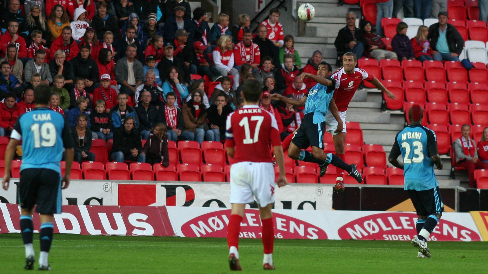 Azar Karadas i duell mot Marseille i Champions League-kvalifisering på Stadion, august 2008.