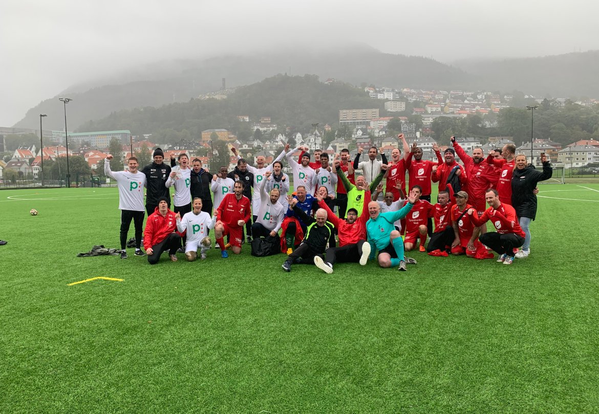Brann og Psykiatrialliansen med felles lagbilde etter finalen. Psykiatrialliansen vant etter straffesparkkonkurranse.