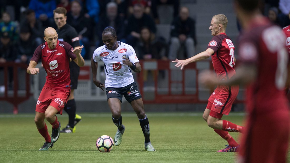SCORET: Ruben Kristiansen og Kristoffer Barmen møtte Gilbert Koomson flere ganger i fjor. Han scoret to ganger mot dem i treningskamp.
