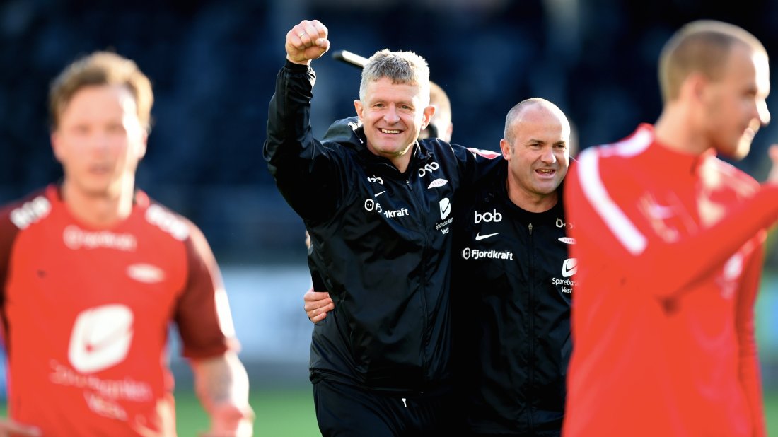 GLEDE: Trener Lars Arne Nilsen sammen med assistent Robert Hauge.