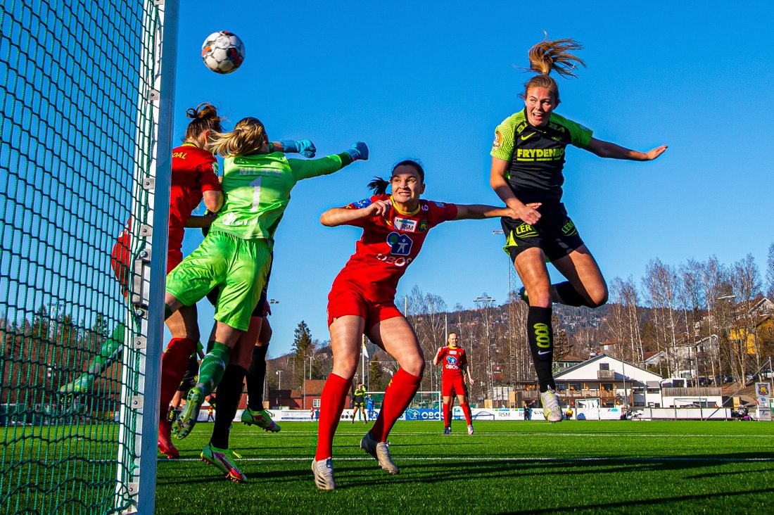 Her er Østenstad i aksjon for Brann mot Røa i 2022 i det som var hennes første kamp for Brann.