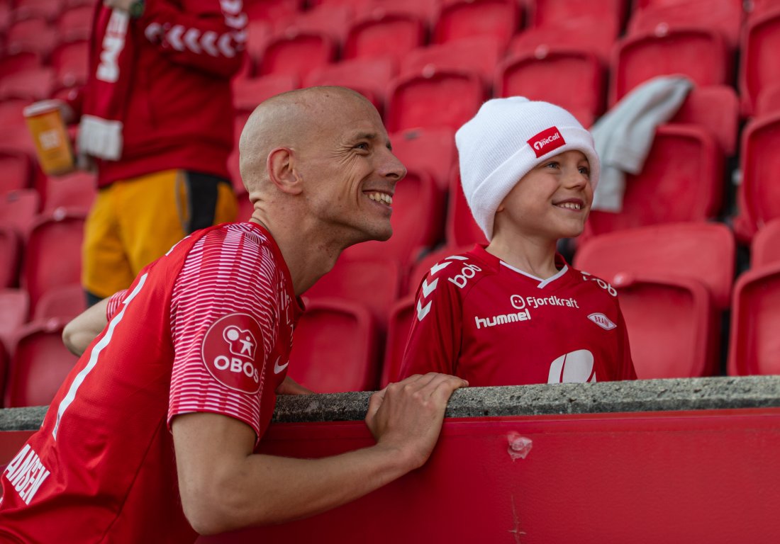 Ruben Kristiansen tar bilder med en ung supporter etter Brann–Mjøndalen. Foto: Bjørn Erik Nesse/Digitalsport