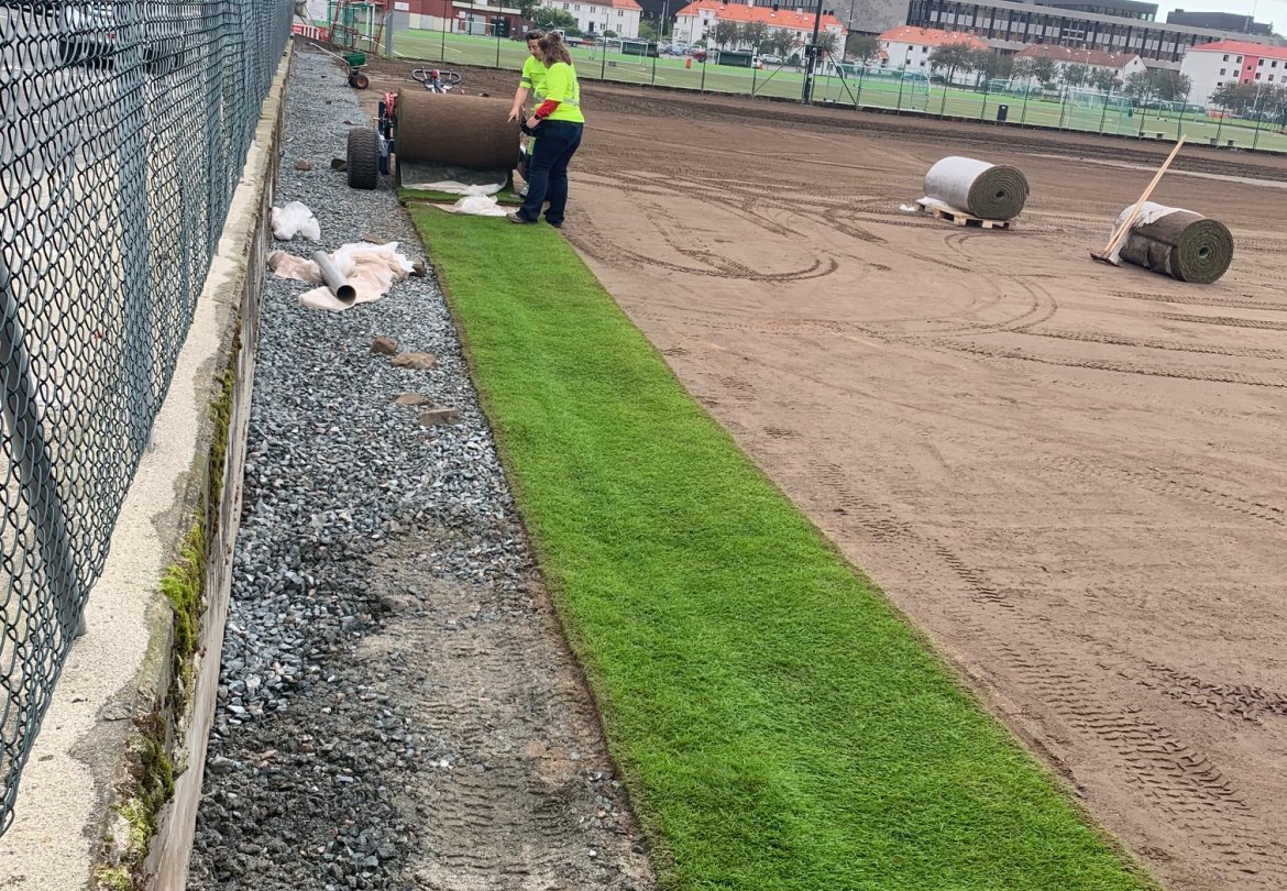 Så, mandag morgen (9. september) begynte arbeidet med å rulle ut den nye gressmatten.