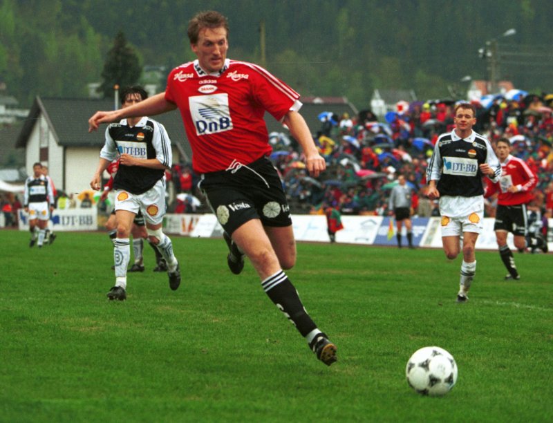 Per-Ove i aksjon mot Strømsgodset på Nedre Eiker stadion i 1996.