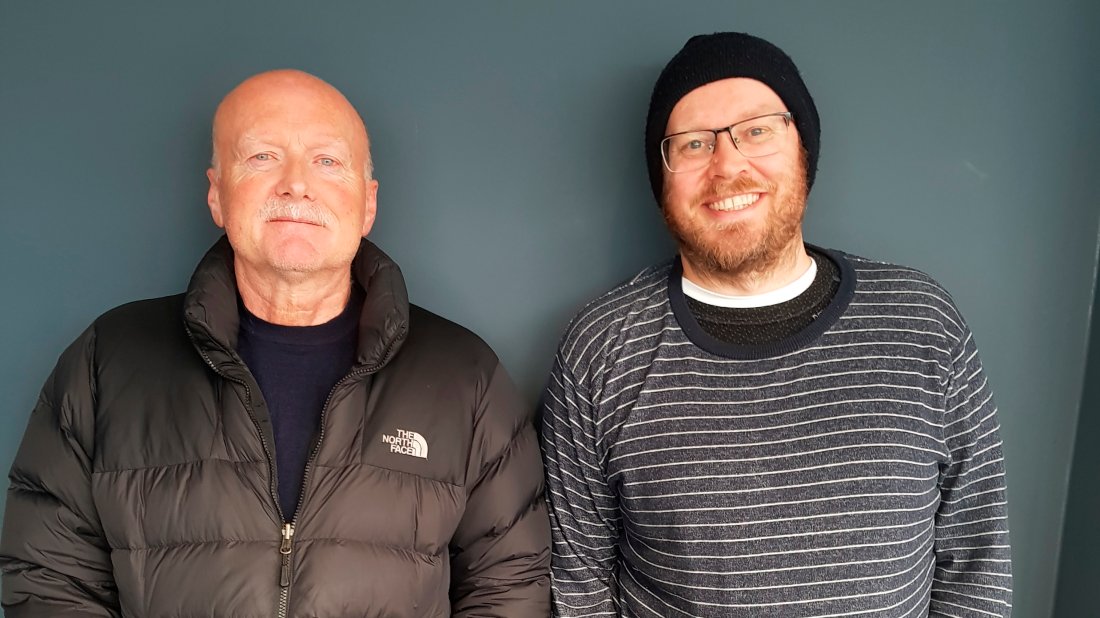 KOSTE SEG: Christoffer Schjelderup likte seg da Ove Thue gjestet podcast-studio.