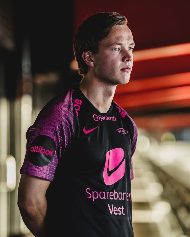 SLIK SER DEN UT. Fredrik Haugen i årets andredrakt som er sort med alle logoer, tall og spillernavn i rosa.