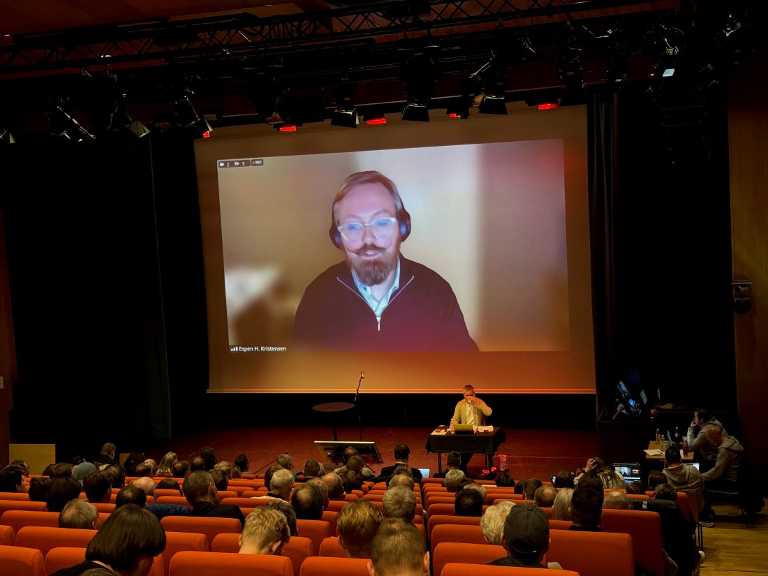 Espen H. Kristensen var en mange som deltok på årsmøtet på video, og tok til orde for at årsmøtet ikke burde behandle saken om tromme på Stadion.