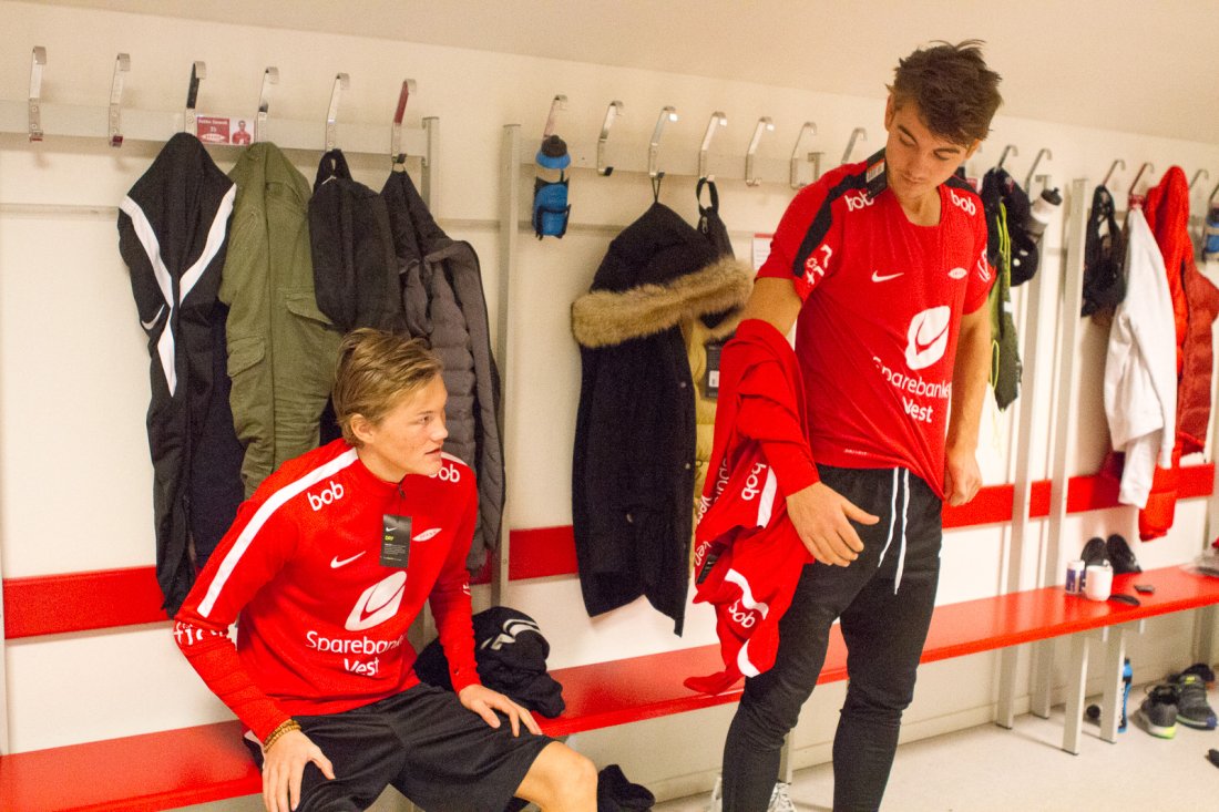 Halldor Stenevik og Fredrik Pallesen Knudsen prøver størrelser til nytt Nike treningstøy.