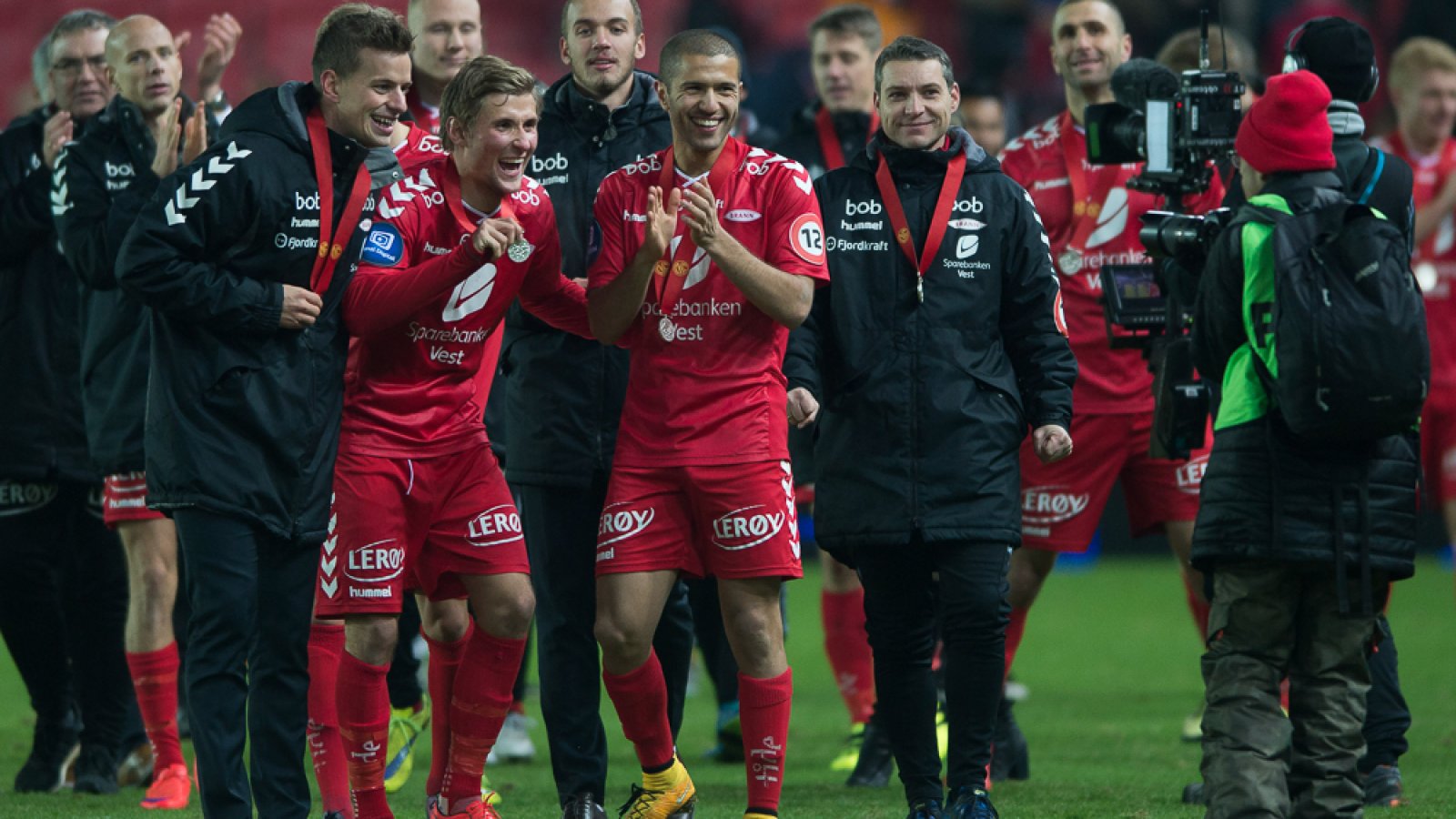 Brann - Sarpsborg 08 2-1: Steffen Lie Skålevik og Amin Nouri jubler over sølvmedaljene