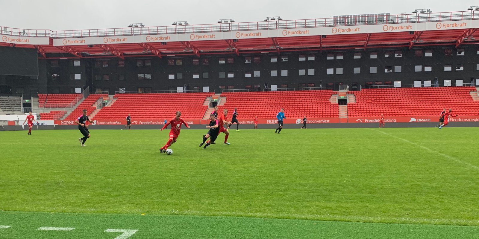 Petter Strand i fint driv mot Nest-Sotra på stadion.