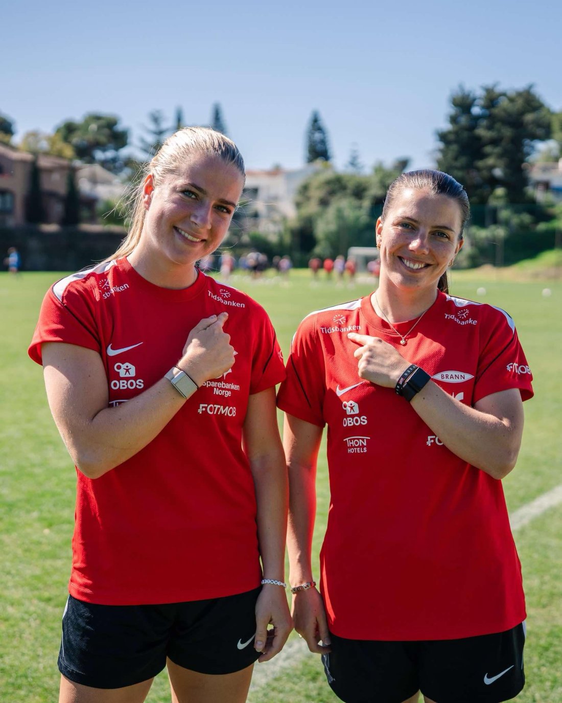 Tidsbanken er også synlig på årets nye treningskolleksjon til A-lag kvinner. Foto: Brann.no
