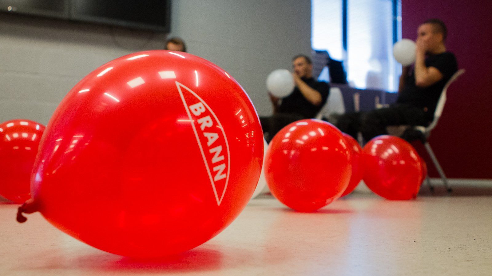 Tre av guttene fra Brannsjansen har fått i oppgave å blåse opp hele 300 Brann-ballonger før kick-off 2017.